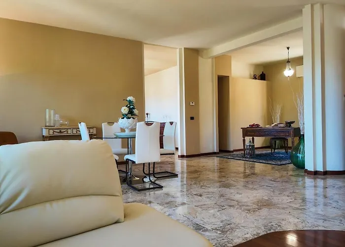 Bellissima Immersa Nelle Colline Lucchesi 펜션 *