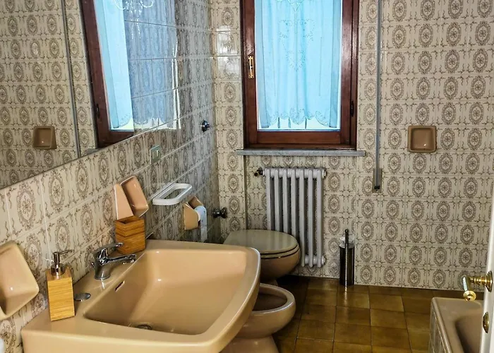 펜션 Bellissima Immersa Nelle Colline Lucchesi 루카